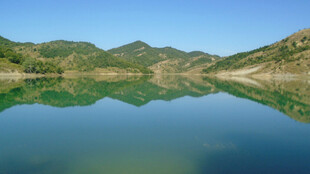 青山碧水间的宁静湖面