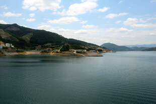 宁静湖景与岸边青山