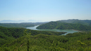 青山绿水间的美丽湖景