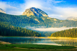 山间湖泊美景