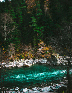 山间碧河