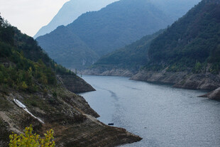 壮丽山水间的宁静河流