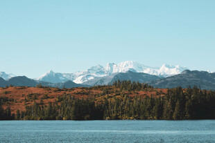 湖畔秋景与远处雪山