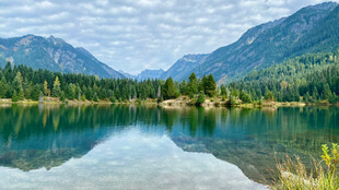 宁静山水湖景