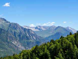 青山翠谷间的壮美山景