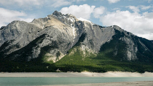 壮丽山峦与澄澈湖水景观