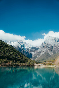 美丽高山湖泊壮丽风光