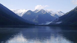 宁静山水间的湖光山色