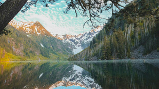 宁静山水间的自然美景