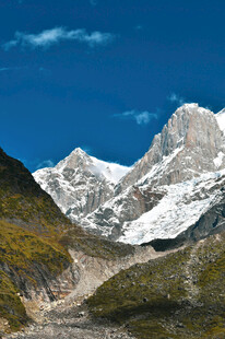 壮丽雪山山谷风景