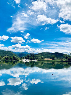 湖光山色蓝天白云美景