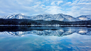 宁静湖景映雪山