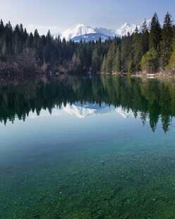 宁静湖畔山林倒影美景