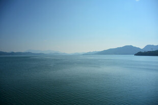 宁静湖面与远处山峦