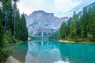 山间碧湖美景