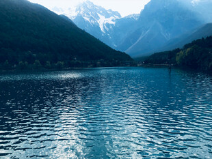 宁静湖景与远处雪山