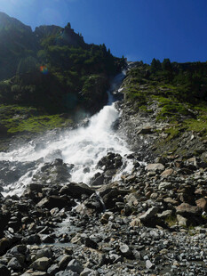 山间瀑布倾泻于嶙峋石间