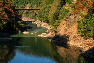 秋日山谷中的静谧河流
