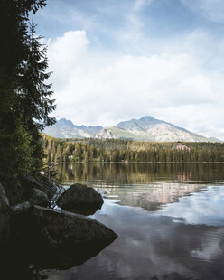 宁静湖畔山林风光美景