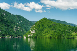 青山绿水间的秀丽湖景
