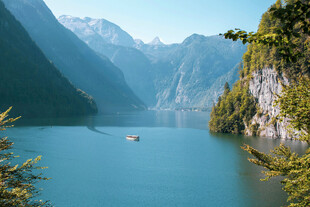 宁静山水湖景的悠然画面