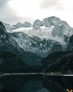雪山湖泊壮丽自然景观