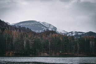湖畔山林间的云雾山峦