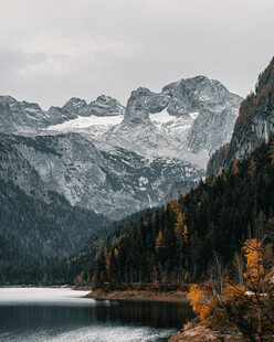 山间湖畔的壮丽自然景致