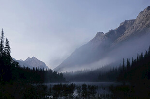 山间晨雾中的静谧湖景