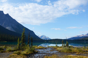 山间湖畔美景