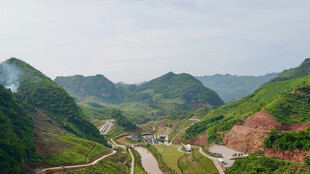 山间蜿蜒公路