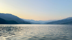 宁静湖景与远处山峦