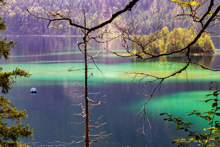 梦幻蓝绿湖水山林美景