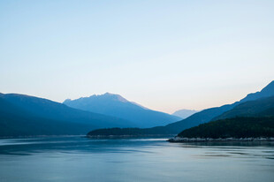 宁静山水间的美丽湖景
