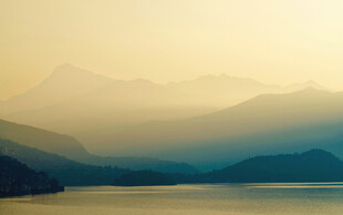 湖光山色间的朦胧美景