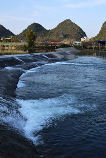 山间流水景观