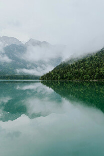宁静山水湖景倒影图