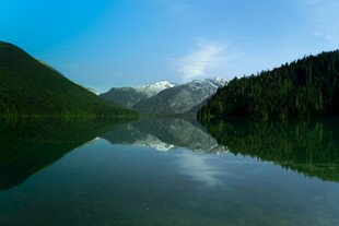 宁静山水湖景倒影如画
