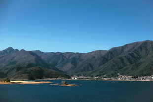 美丽山海间的宁静港湾