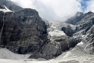 壮丽雪山峡谷景观