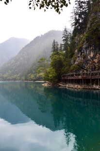 青山绿水间的静谧湖泊