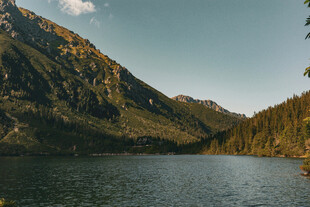 山间静谧湖景