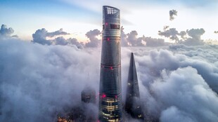 云端摩天大楼俯瞰壮丽景观
