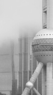 雾中城市地标建筑