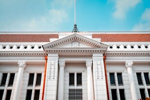 古典风格白色建筑外观