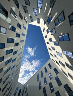 仰望独特建筑中的天空