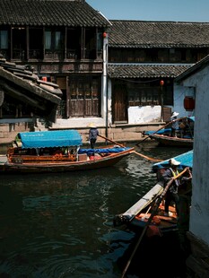 江南水乡小船停靠景象