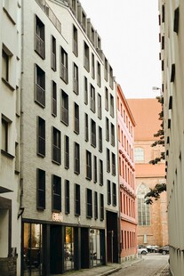 城市街道旁的林立建筑