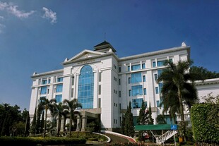 豪华白色酒店建筑外观