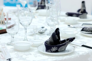 精致餐桌布置的优雅餐具